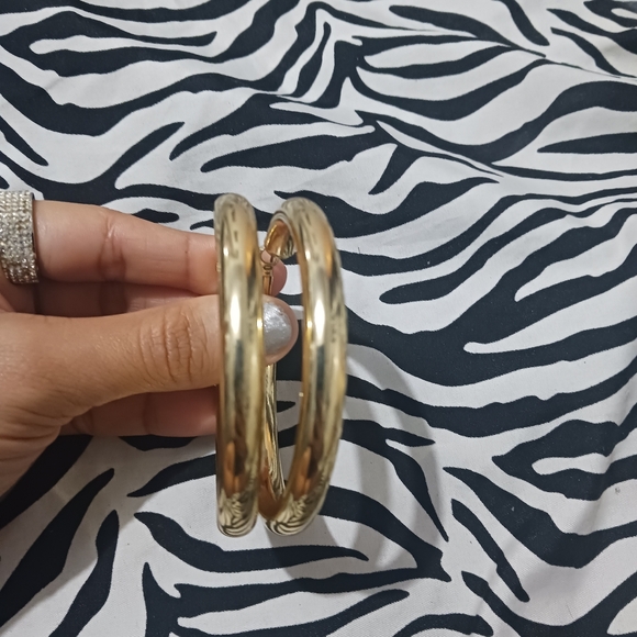 Women Fashion Gold medium size hoop earrings - Picture 4 of 11